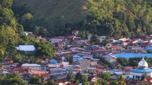 the beautiful buildings and mountains of the city of Waena look beautiful from a distance.